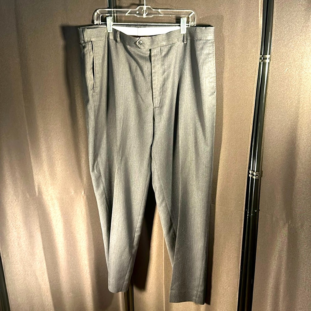 ROUNDTREE & YORKE Mens black dress slacks, 40x30 Grey back pockets great shape